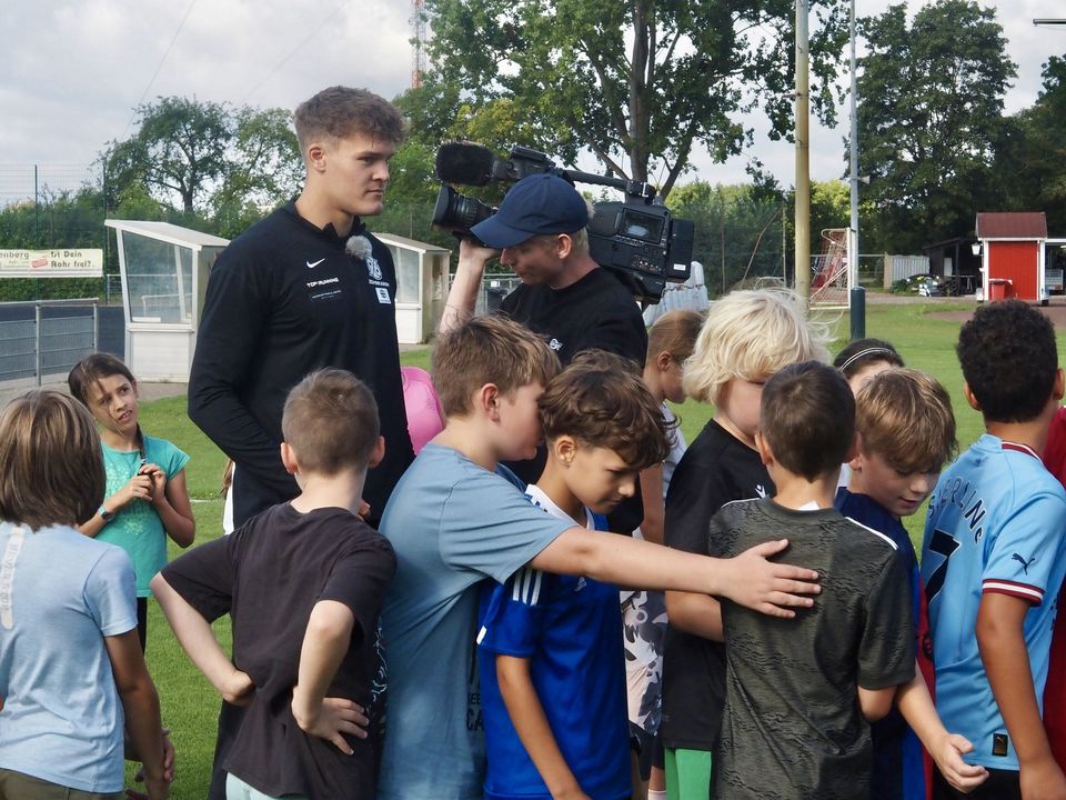 Wie in alten Zeiten: Zehnkampf-Titelverteidiger Marcel Meyer besucht die KGS Hemmingen