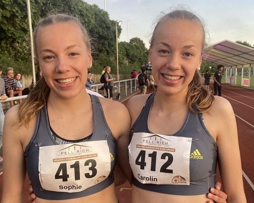 Die Hinrichs-Zwillinge: Sophie (li.) und Carolin vom VfL Löningen(Foto: A. Beyer)