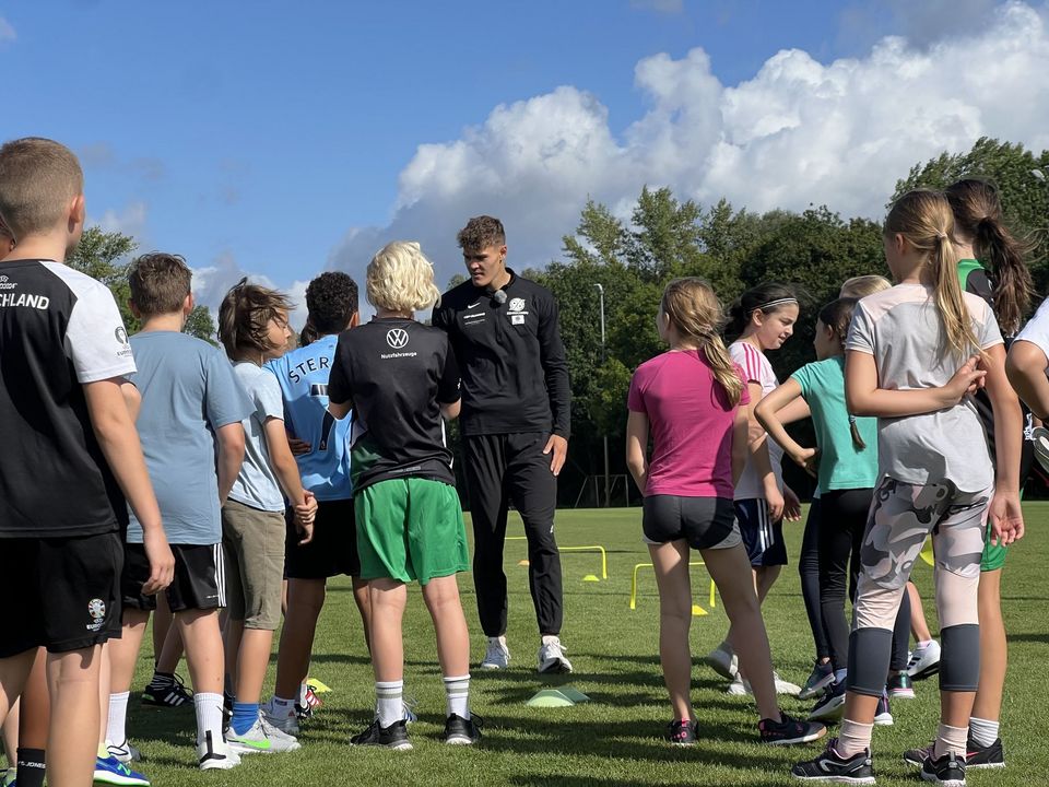 Wie in alten Zeiten: Zehnkampf-Titelverteidiger Marcel Meyer besucht die KGS Hemmingen