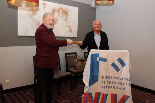 Wolfgang Schirner (li.) übergibt den Staffelstab an Horst Liedke (Foto: E. Mattern).