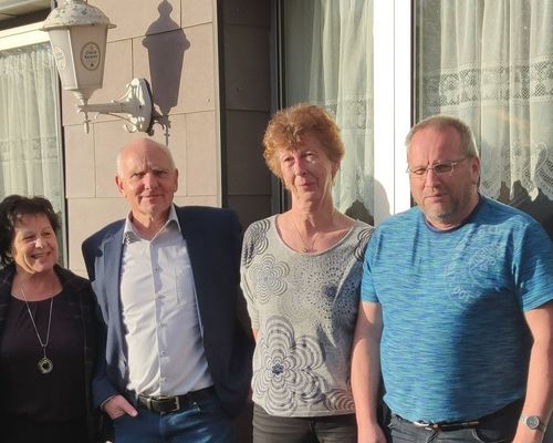 Bezirksvorstand (v.l.): Gerd Rybarczyk, Kerstin Weber, Uwe Wartenberg, Heidrun Rost, Wolfgang Rost und Ehrenvorsitzender Dr. Helmut Roders (Foto: R. Dismer)