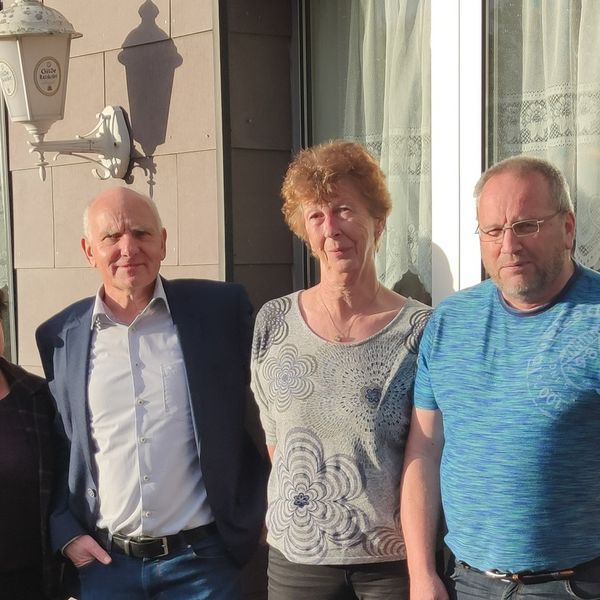 Bezirksvorstand (v.l.): Gerd Rybarczyk, Kerstin Weber, Uwe Wartenberg, Heidrun Rost, Wolfgang Rost und Ehrenvorsitzender Dr. Helmut Roders (Foto: R. Dismer)