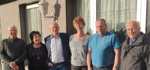 Bezirksvorstand (v.l.): Gerd Rybarczyk, Kerstin Weber, Uwe Wartenberg, Heidrun Rost, Wolfgang Rost und Ehrenvorsitzender Dr. Helmut Roders (Foto: R. Dismer)