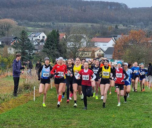 Athletinnen vom VfL Löningen überragen bei matschiger Cross DM in Perl