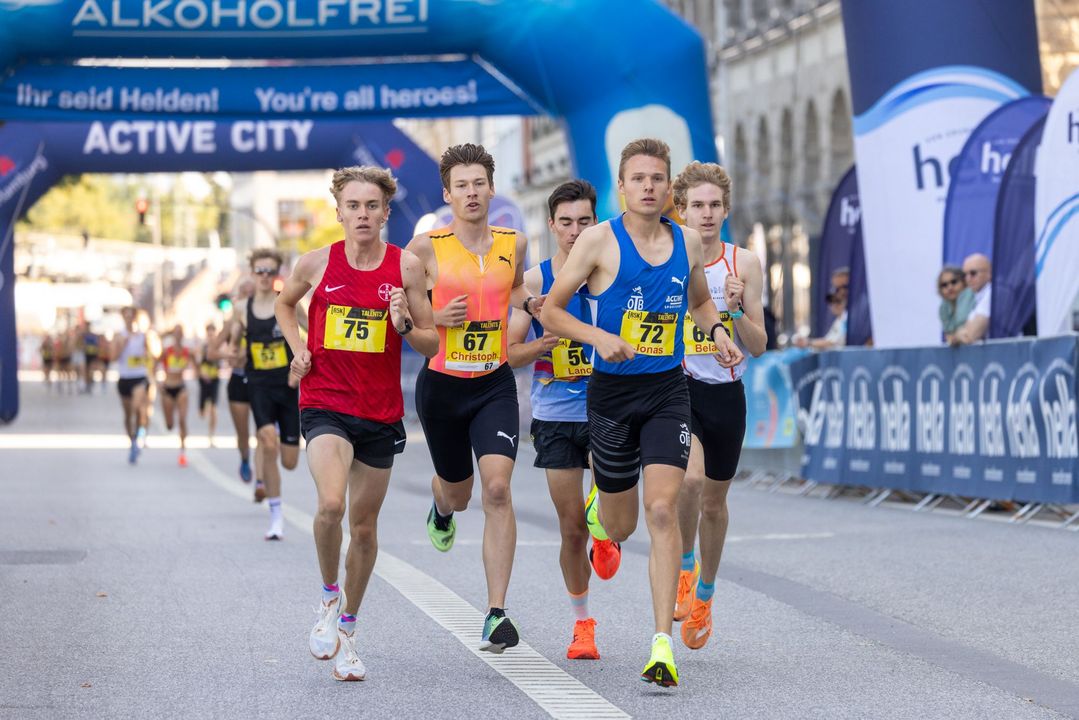Jonas Kulgemeyer (OTB Osnabrück) führt die Spitzengruppe an