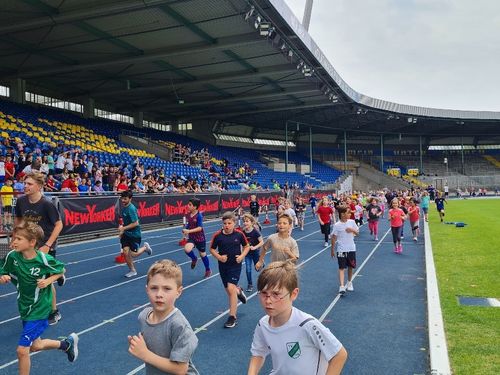 KiLa mit 525 Grundschulkindern im Braunschweiger Eintracht-Stadion zelebriert