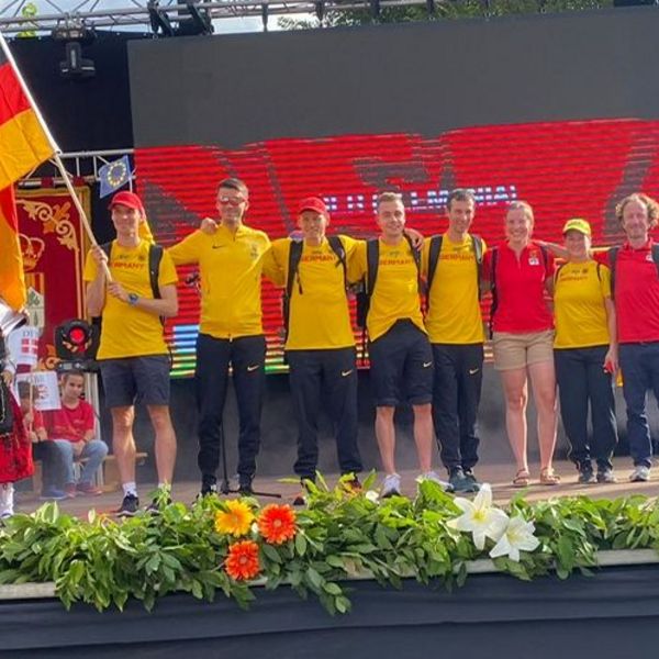Das DLV-Team mit Fahnenträger Paoul Jankowski (Foto: i.A. Andreas Kuhlen)