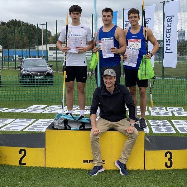 Max Dehning (Mitte) stehend und vorn Olympiasieger und Organisator Thomas Röhler  / Foto Björn Lippa