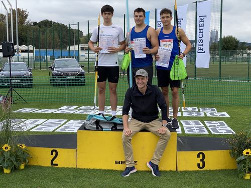 Max Dehning (Mitte) stehend und vorn Olympiasieger und Organisator Thomas Röhler  / Foto Björn Lippa