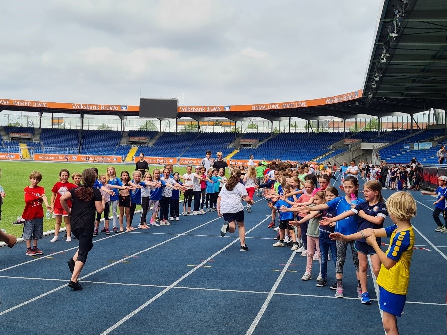 KiLa mit 525 Grundschulkindern im Braunschweiger Eintracht-Stadion zelebriert